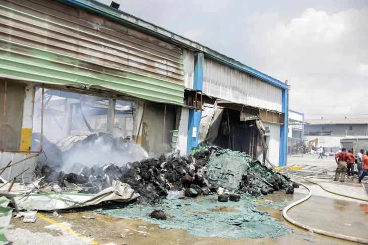 911: Drones fueron vitales para controlar incendio en nave industrial de autopista Duarte
