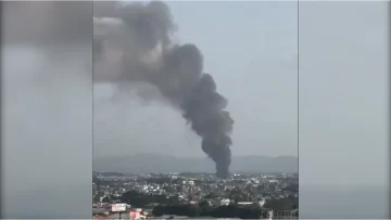 Bomberos trabajan en extinguir un incendio en una nave en el km 11 de la Autopista Duarte