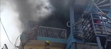 Bomberos intentan apagar incendio en el ensanche Kennedy