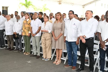 Jefas de hogar de La Romana reciben el Bono Mujer