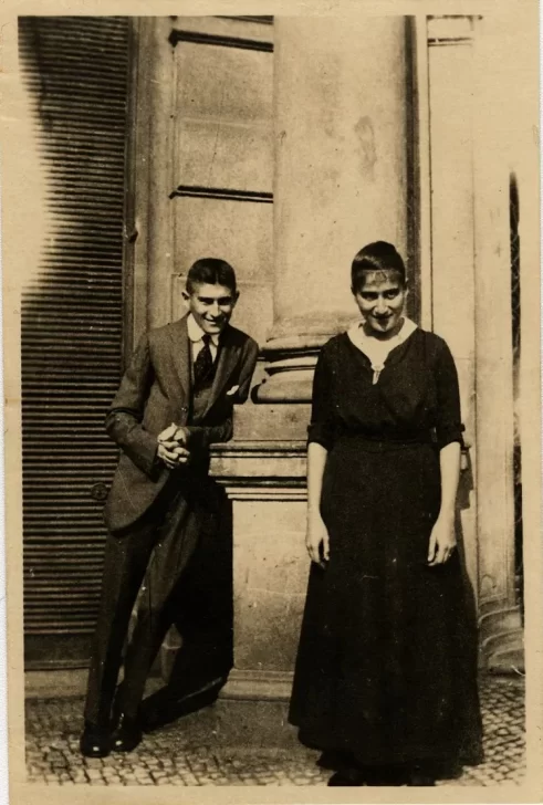 Kafka-y-su-hermana-Ottla-491x728