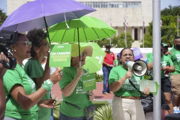 Decenas de personas protestan contra proyecto de Código Penal que excluye las 3 causales