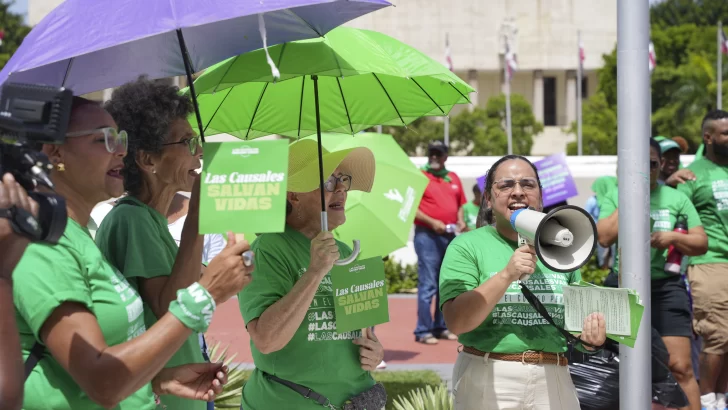 Decenas de personas protestan contra proyecto de Código Penal que excluye las 3 causales