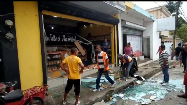 Explosión en panadería de La Vega deja al menos cinco heridos