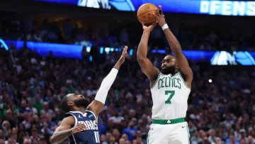Celtics frenan la reacción de Dallas y acarician el anillo de la NBA