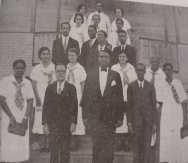 Personal-docente-de-la-Escuela-Normal-de-Santiago-en-1935
