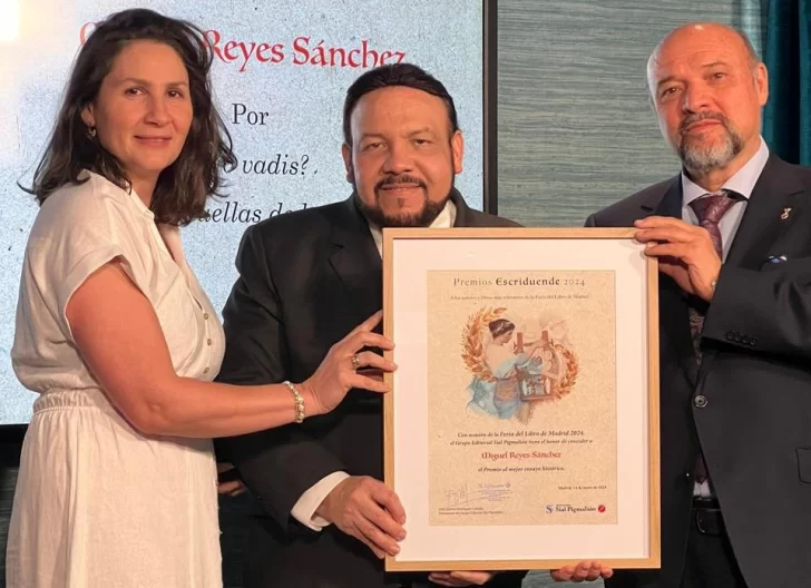 El dominicano Miguel Reyes Sánchez recibe premio en Feria del Libro de Madrid 2024