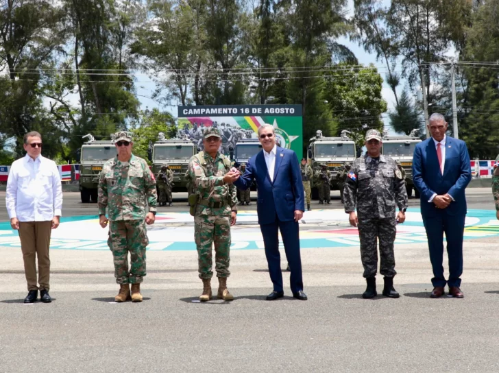 Abinader entrega 44 vehículos al Ejército y aumenta movilidad para 1,200 soldados