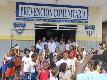 Policía, Iglesia y  líderes comunitarios auspician campamento educativo para promover la lectura y otros valores