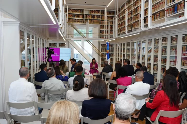 Periodista Ramieri Delgadillo presenta en Feria de Libro de Madrid la “Guía para la cobertura mediática sobre violencia de género”