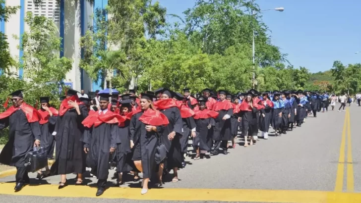 UASD Santiago entrega al país 1,619 profesionales de grado y 429 de maestría