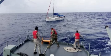 Rescatan a cuatro extranjeros que estaban a la deriva en un velero