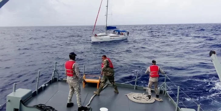 Rescatan a cuatro extranjeros que estaban a la deriva en un velero