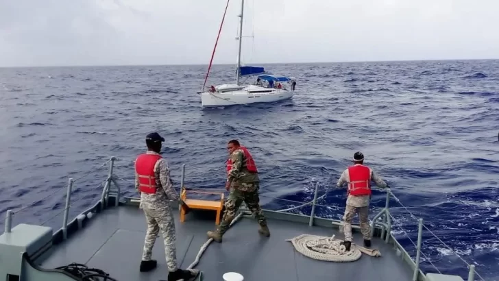 Rescatan a cuatro extranjeros que estaban a la deriva en un velero