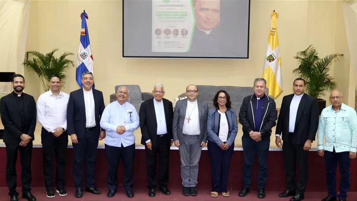 Universidad Católica celebra conversatorio