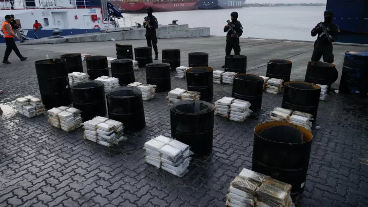 Hallan 371 paquetes cocaína camuflados en tanques llenos de miel