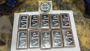 Agentes policiales confiscan 10 paquetes de cocaína en Villa Mella