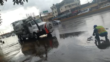 Refuerzan trabajos preventivos de limpieza de imbornales y filtrantes ante posible paso de la tormenta tropical Beryl