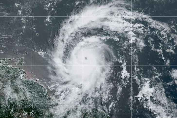 Beryl se convierte en un huracán de categoría 4 'extremadamente peligroso' en su camino hacia el Caribe