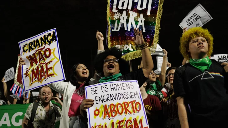 Brasileñas protestan por proyecto que iguala aborto con homicidio