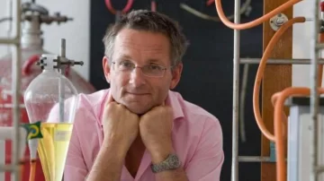 Quién era Michael Mosley, el médico presentador de la BBC que popularizó la dieta 5:2 y que fue encontrado muerto en Grecia