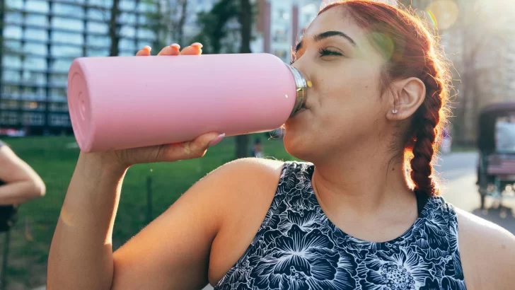 ¿Más sucio que el asiento de un inodoro? Cómo evitar que una botella de agua se convierta en un contenedor de microbios