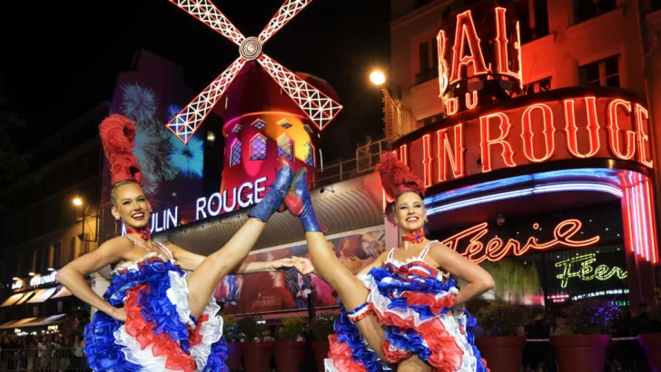 El Moulin Rouge se engalana con nuevas aspas