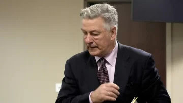 ¿Por qué un fiscal afirma que Alec Baldwin se comportó de forma 'temeraria' con las armas en el set?