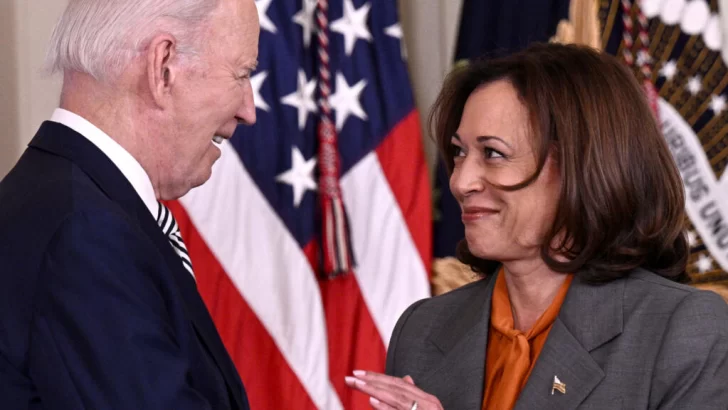 Kamala recibe apoyo de Bill y Hillary Clinton, y duros ataques de campaña de Trump