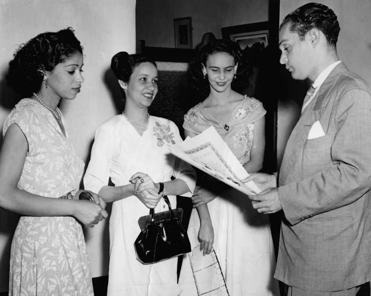 10.-Clara-Ledesma-a-la-izquierda-en-la-inauguracion-de-su-exposicion-en-la-Galeria-Andre´s.-Santo-Domingo.-5-de-abril-de-1965.-Calle-Arzobispo-Nouel-No.-30.-728x582