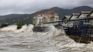 Huracán Beryl sube a categoría 5 y atraviesa el Caribe