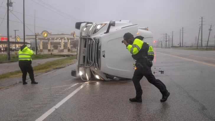 Al menos dos muertos y apagón masivo: Beryl golpea Texas como tormenta tropical