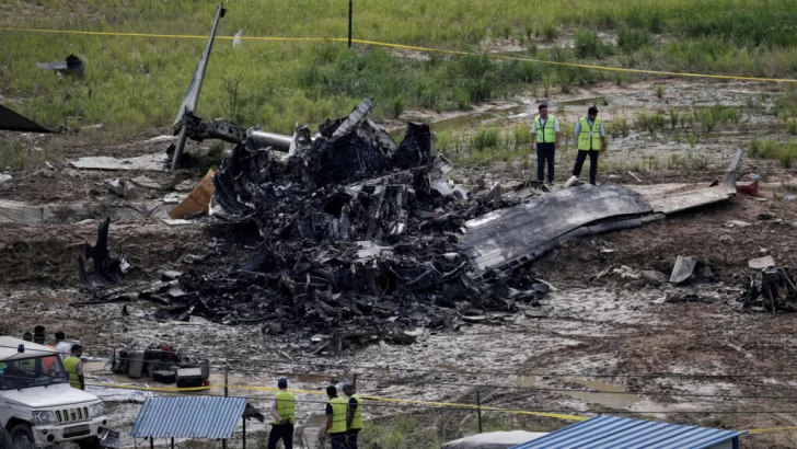 Piloto sobrevive a accidente de avión en Nepal que dejó 18 muertos