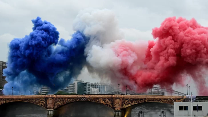 Arrancó la fiesta olímpica de París con la inédita ceremonia en el río Sena, bajo una lluvia intensa