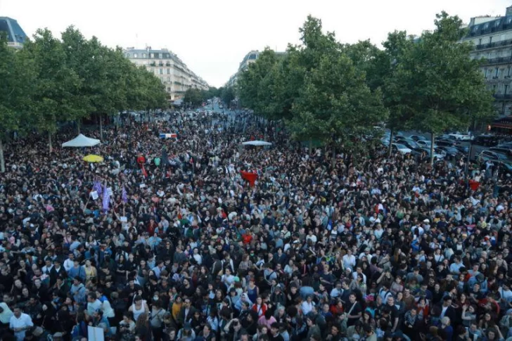 Las multitudinarias celebraciones en Francia tras el proyectado triunfo de la izquierda y el freno a la extrema derecha en las elecciones parlamentarias
