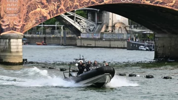 ’Explosivos o nadadores intrusos': un centenar de buceadores del ejército patrullan el Sena