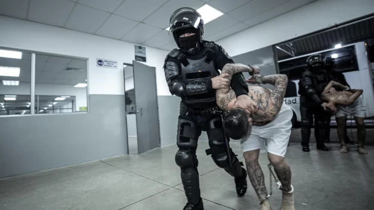 Más de 3.000 menores detenidos en El Salvador bajo régimen de excepción, denuncia HRW