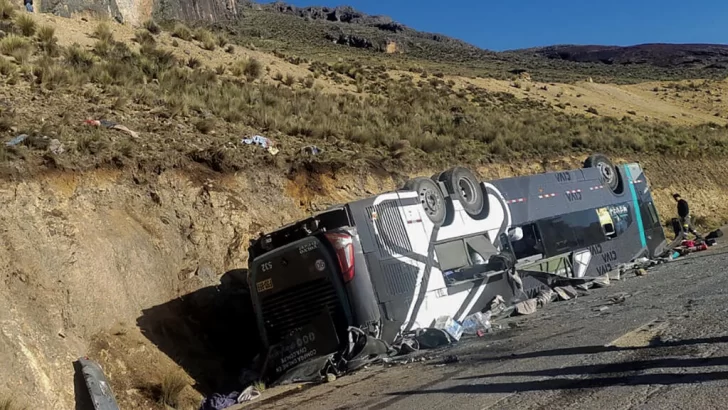 Al menos 23 fallecidos tras la caída de un autobús a un barranco en el sur de Perú