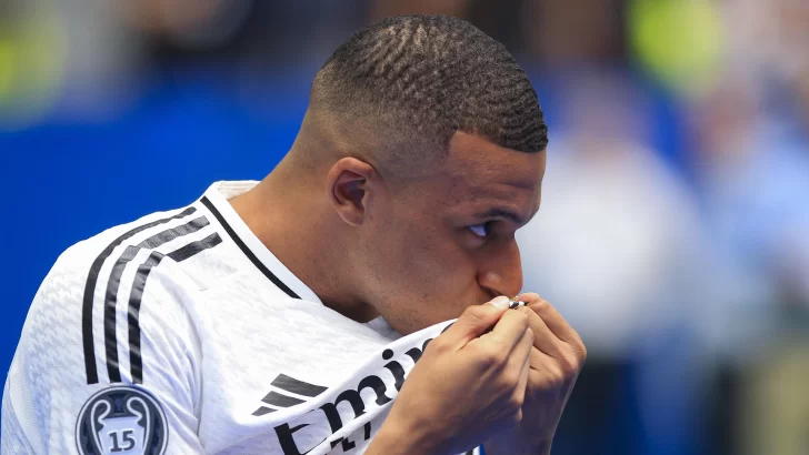 Mbappé desata la locura en su presentación: besos al escudo y un “¡Hala Madrid!”