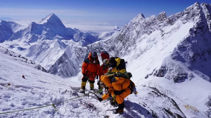 La 'zona de la muerte' del Himalaya donde buscan a decenas de montañistas fallecidos a más de 8.000 metros