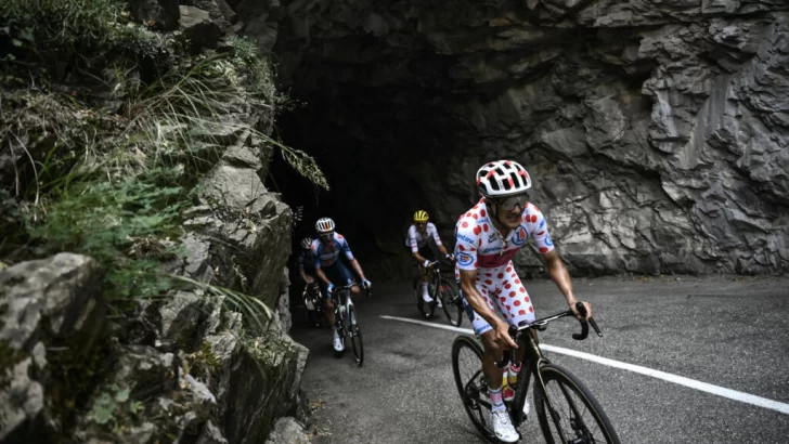 Tour de Francia: el ecuatoriano Carapaz se alza con el maillot a lunares