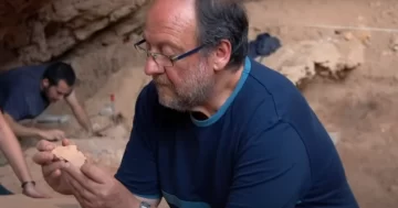 Tina, la niña neandertal de 6 años con síndrome de Down que demuestra que la compasión y los cuidados nos ayudaron a evolucionar como especie