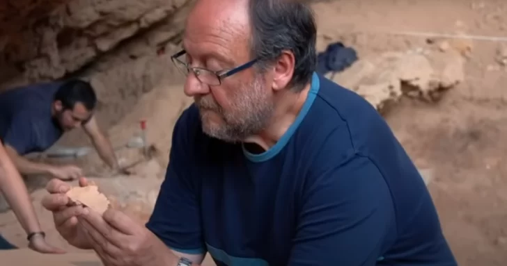 Tina, la niña neandertal de 6 años con síndrome de Down que demuestra que la compasión y los cuidados nos ayudaron a evolucionar como especie