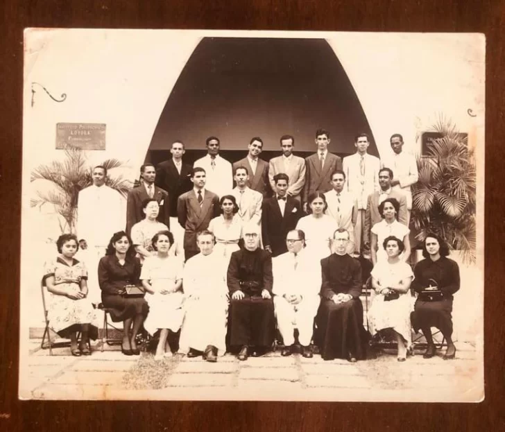 9.-Personal-docente-del-Instituto-Loyola.-ca.-1952.-Josefa-Octavia-Moreta-Dona-Loli-primera-de-izq.-a-derecha-de-pie-en-la-segunda-fila.-728x623