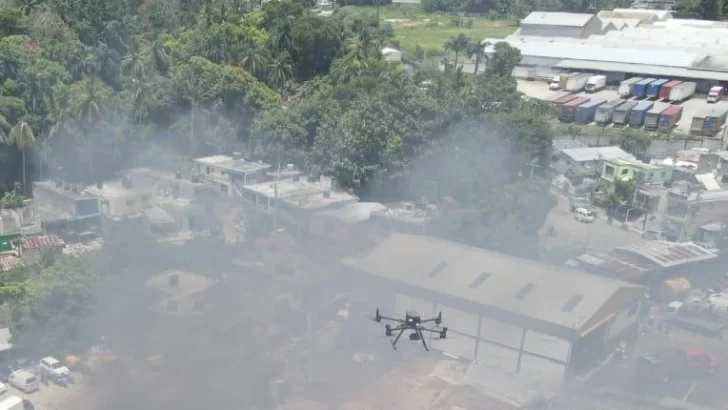Equipos de extinción trabajan en sofocar incendio en fábrica textil de la autopista Duarte