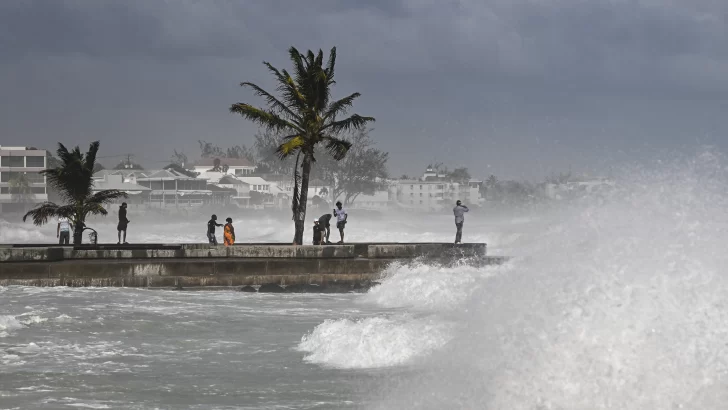 Beryl, elevado a categoría 5, causa destrozos y un muerto en el Caribe