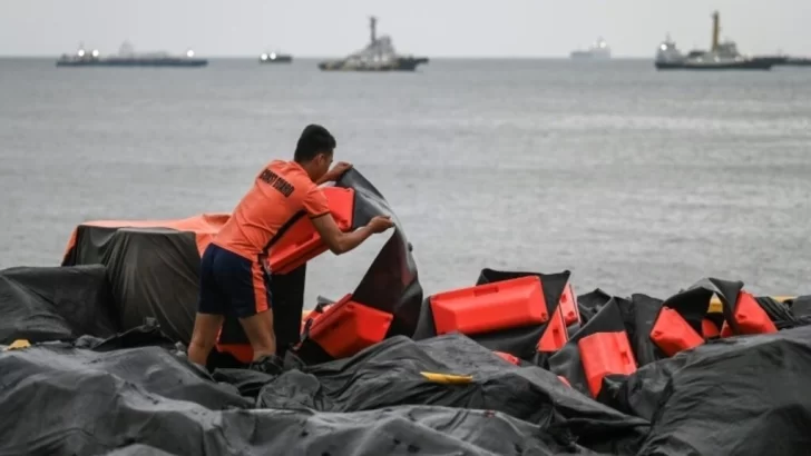 Navío petrolero hundido en Filipinas derrama combustible cerca de sus costas