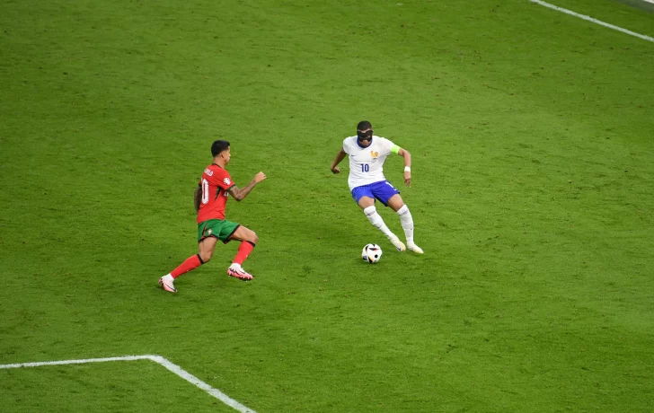 Mbappé, que no brilla con Francia, otro reto para España