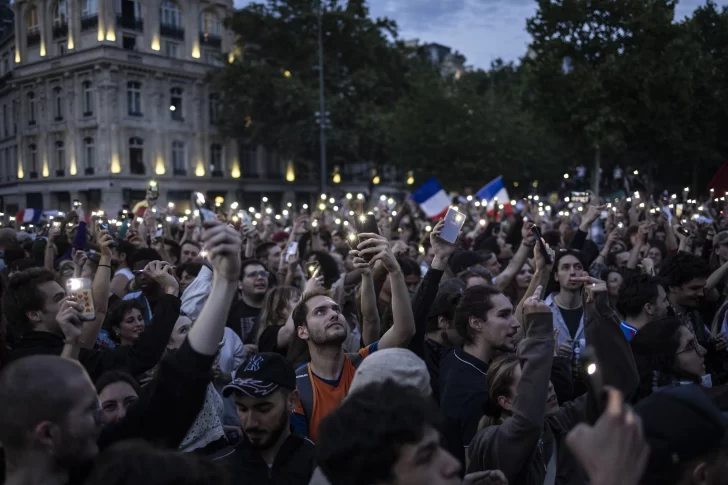Izquierda para en seco a la extrema derecha en Francia, pero no sabe de quién será el primer ministro