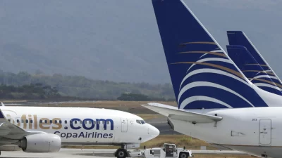 Avión con expresidentes que iban a Venezuela como observadores no puede despegar de Panamá